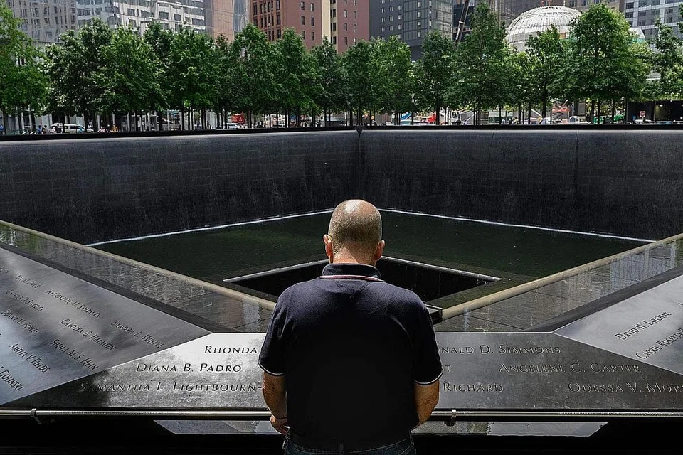 TEMPAT PERINGATAN: Seorang mangsa serangan 9/11 yang selamat, seakan bertafakur di Kolam Peringatan di Muzium dan Memorial 11 September di New York City yang memaparkan nama-nama mangsa yang terkorban dalam kejadian itu. - Foto AFP 