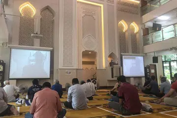 Jemaah di Masjid Mujahidin di Sterling Road, sejurus sebelum solat Jumaat pada 28 Ogos. Majlis Ugama Islam Singapura mengumumkan pada hari tersebut bahawa lagi 20 masjid akan dibenar menawarkan 100 tempat solat Jumaat bermula 4 September. 