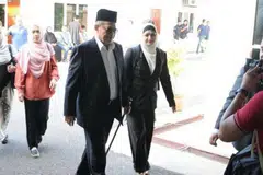 TIBA DI MAHKAMAH: Datuk Shahidan kelihatan tiba di pekarangan mahkamah pagi semalam ditemani isterinya, Datin Seri Shamsiah Md Yassin (kanan). - Foto THE STAR