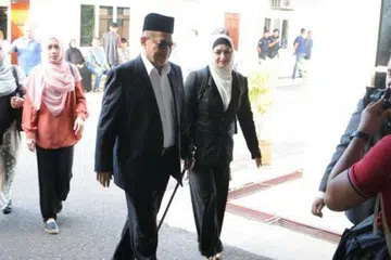 TIBA DI MAHKAMAH: Datuk Shahidan kelihatan tiba di pekarangan mahkamah pagi semalam ditemani isterinya, Datin Seri Shamsiah Md Yassin (kanan). - Foto THE STAR