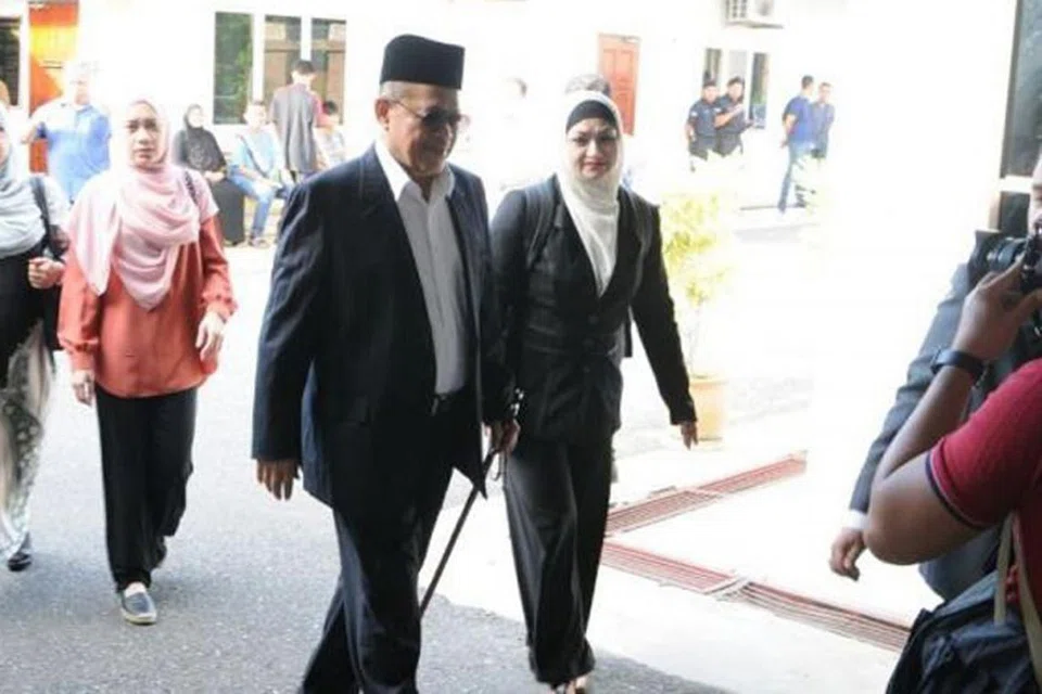 TIBA DI MAHKAMAH: Datuk Shahidan kelihatan tiba di pekarangan mahkamah pagi semalam ditemani isterinya, Datin Seri Shamsiah Md Yassin (kanan). - Foto THE STAR