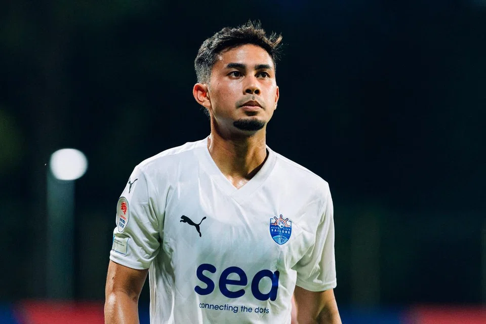 Pemain midfield Lion City Sailors, Adam Swandi, akan bersara daripada bola sepak profesional pada usia 28 tahun kerana keadaan kesihatan yang menjejas jantungnya.