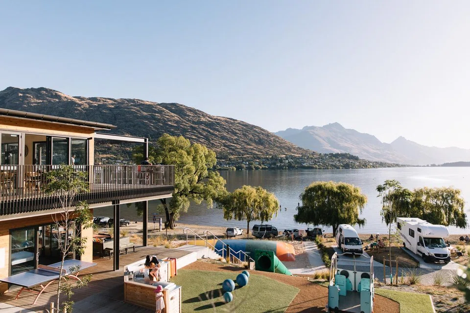 Driftaway Queenstown terletak di pinggir Tasik Wakatipu.