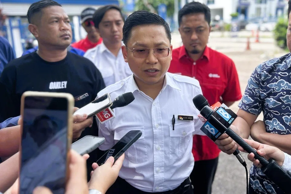 Ketua Pemuda Umno Johor, Encik Noor Azleen Ambros (tengah), berkata laporan polis itu dibuat bagi membolehkan Polis Diraja Malaysia menjalankan siasatan secara menyeluruh terhadap kenyataan berkenaan.