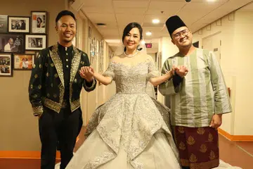 Afi Hanafi (kiri) teruja dapat menyanyikan lagu, ‘Bengawan Solo’, bersama penyanyi dari Hong Kong, Adia Chan (tengah), semasa konsert bintang itu di Esplanade pada 19 Julai. Nyanyian itu diiringi alunan muzik akordion yang dimainkan oleh Megat Firdaus (kanan). 