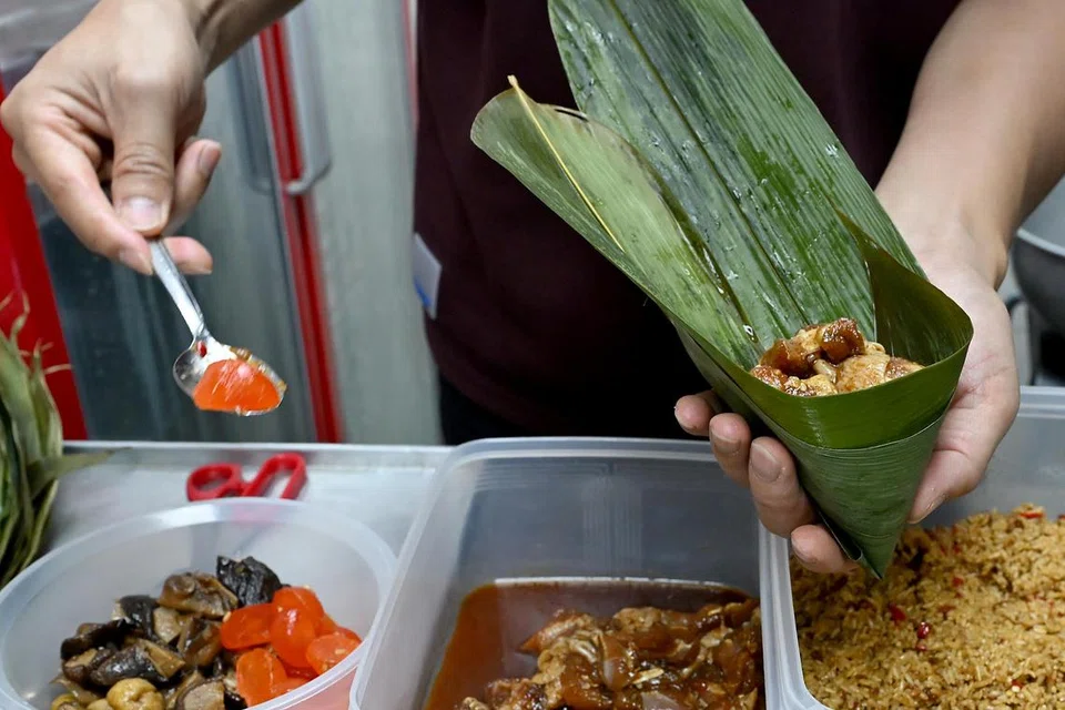Telur asin dimasukkan ke dalam kuih cang yang seterusnya dibalut dengan daun buluh. 
