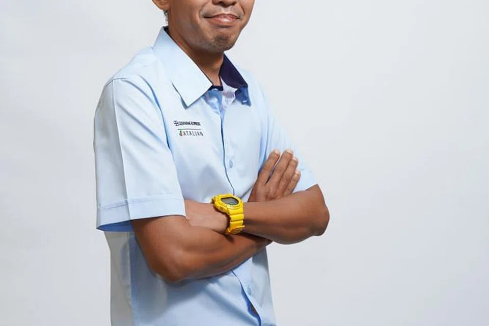 Encik Zainudin Kasbola (gambar atas). - Foto CLEANING EXPRESS PTE LTD (ATALIAN GLOBAL SERVICES SINGAPORE)