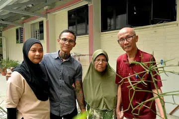 AIR DICENCANG TIADA PUTUS: Pada detik-detik sukar yang dilaluinya, Encik Mohamad Rizal (dua dari kiri) sedar hanya keluarganya yang berada di sisi. Bersamanya (dari kanan) bapanya, Encik Mohamed Amin Ahmad, 74 tahun; ibunya, Cik Azizah Mohd Yusof, 67 tahun; dan isteri, Cik Rosni Mohamed Jufri, 36 tahun. - Foto FAKHRURADZI ISMAIL