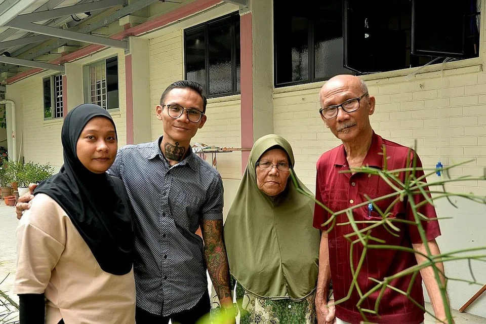 AIR DICENCANG TIADA PUTUS: Pada detik-detik sukar yang dilaluinya, Encik Mohamad Rizal (dua dari kiri) sedar hanya keluarganya yang berada di sisi. Bersamanya (dari kanan) bapanya, Encik Mohamed Amin Ahmad, 74 tahun; ibunya, Cik Azizah Mohd Yusof, 67 tahun; dan isteri, Cik Rosni Mohamed Jufri, 36 tahun. - Foto FAKHRURADZI ISMAIL