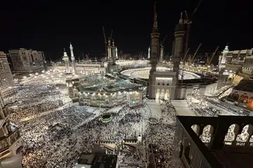 Jemaah umrah menunaikan solat dan tawaf di sekitar Kaabah di Masjidil Haram di Makkah.