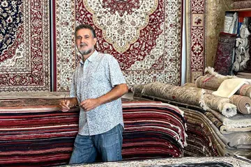 Pemilik Fotohi Carpet Gallery, Encik Reza Fotohi, berkata permaidani ruang tamu bersaiz 160 x 230 meter, dilelong dengan harga serendah $100 dalam ‘Live’ Carpet Lelong Fotohi Carpet Gallery. 