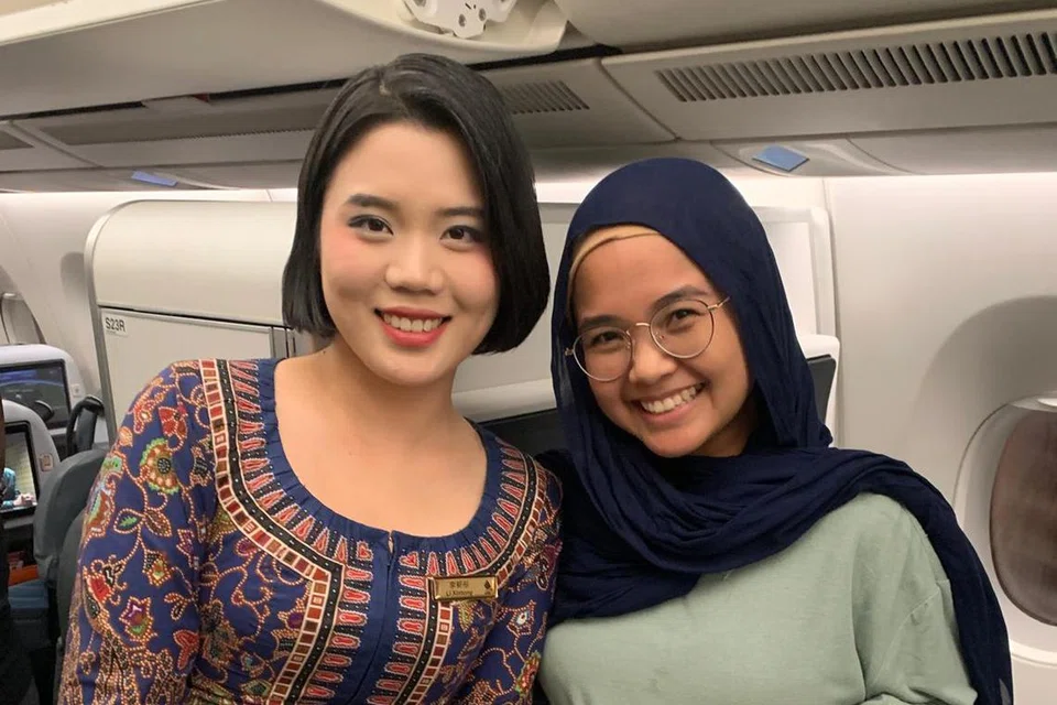 Cik Siti Khairunnisa Zulkifle dibantu pramugari Singapore Airlines membawa susu badannya dalam penerbangan 10 jam pulang ke Singapura.