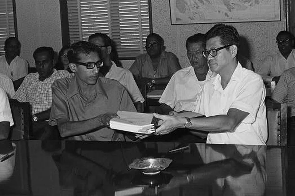 Encik V. Jayakody dalam majlis menandatangani perjanjian antara PSA dan Kesatuan Pekerja Pelabuhan pada pada Jun 1973. Gambar fail ST 