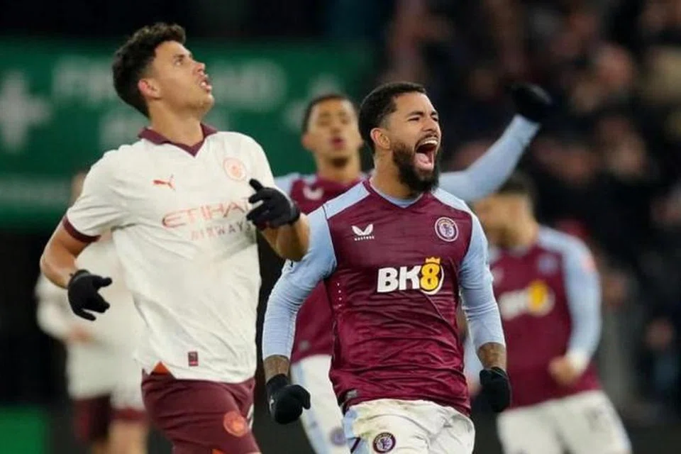 Douglas Luiz (kanan, depan) merupakan antara pemain Aston Villa yang dijual untuk menyelamatkan daripada tuduhan.