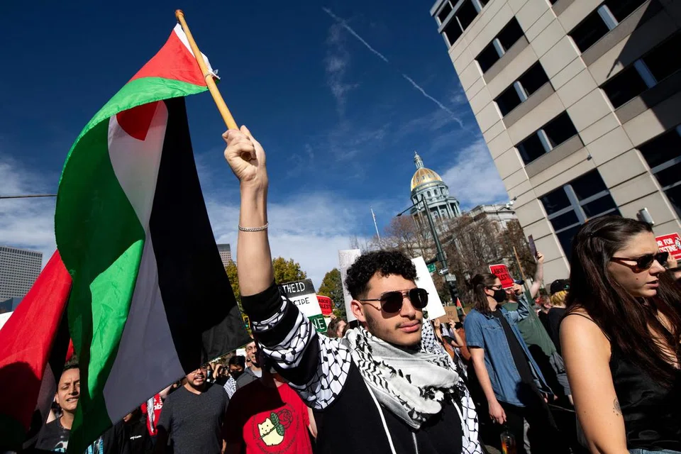PROTES BERTERUSAN: Para penunjuk perasaan mengibarkan bendera Palestin dalam protes menyokong rakyat Palestin di Denver, Colorado, Amerika, pada Ahad.