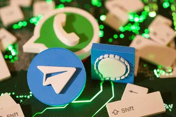 CABARAN BESAR: Ramai pengguna WhatsApp pantas meninggalkan aplikasi itu dan beralih ke aplikasi lain seperti Telegram (logo depan kiri) dan Signal (logo depan kanan) demi menjamin kerahsiaan peribadi. - Foto REUTERS