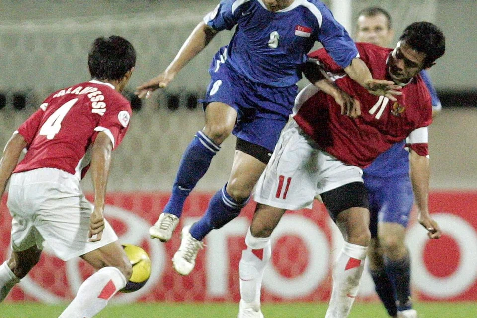 Bekas penyerang Singapura, Noh Alam Shah (tengah), cuba melepasi dua pemain pertahanan Indonesia, Richardo Salampessy (kiri) dan Ponaryo Astaman, di perlawanan peringkat kumpulan Kejohanan Bola Sepak ASEAN AFF 2007 pada 17 Januari 2007 di Stadium Nasional. Kedua-dua pasukan seri 2-2.