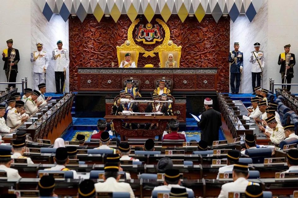 Yang di-Pertuan Agong Malaysia, Sultan Ibrahim Iskandar (tengah), bersama Raja Permaisuri Agong, Raja Zarith Sofiah, pada istiadat pembukaan persidangan Parlimen pertama untuk 2024 pada 26 Februari.