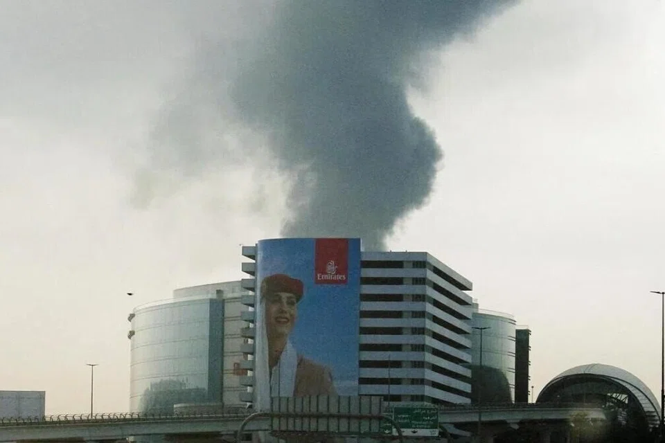 Asap kelihatan dari kawasan berhampiran Lapangan Terbang Antarabangsa Dubai selepas serangan dron menghentam tangki bahan api pada 16 Mac.