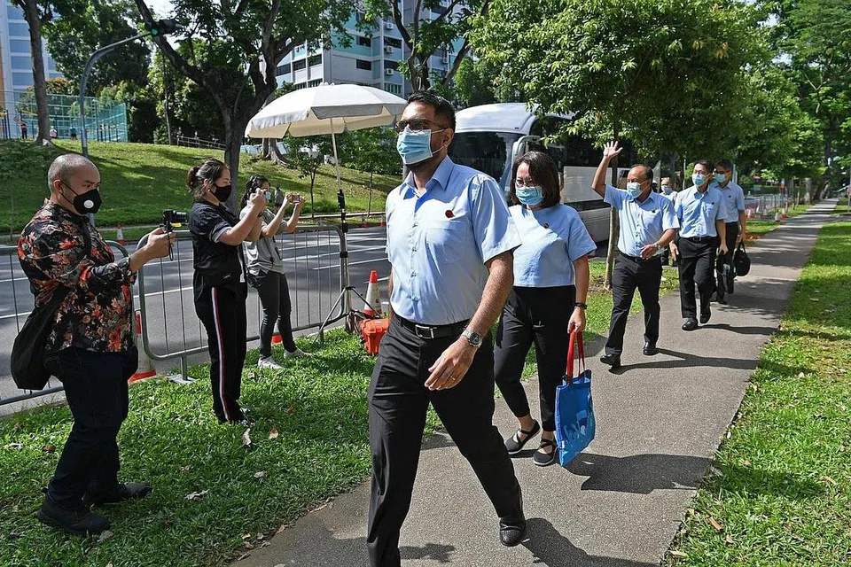 PERTARUNGAN BERMULA: Pilihan raya umum 2020, yang bakal melihat pemimpin 4G memainkan peranan lebih besar, menyaksikan DPM Heng Swee Keat berpindah ke GRC East Coast. Beliau meminta rakyat memberi mandat kukuh kepada PAP, sedang pembangkang, termasuk Parti Pekerja (WP), yang bertanding di bawah kepimpinan Encik Pritam Singh (foto atas, depan), menekankan pentingnya mempunyai suara alternatif di Parlimen. - Foto MCI, BH oleh DESMOND FOO