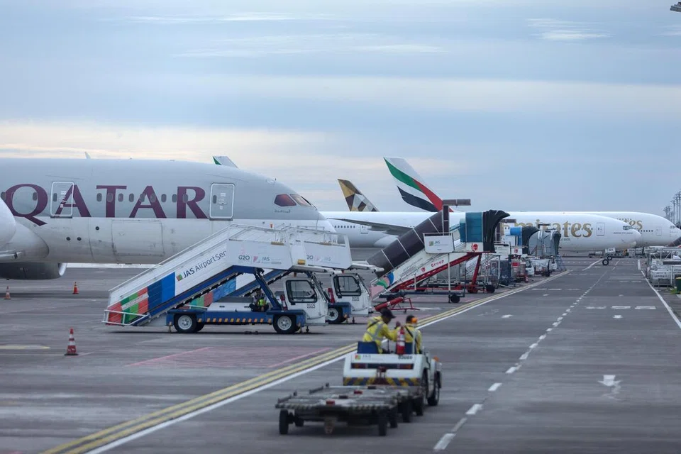 Kesan langsung konflik juga dapat dilihat dalam sektor pelancongan dan penerbangan. Kegiatan pelancongan merosot, penerbangan Qatar Airways terganggu, dan ramai ekspatriat meninggalkan negara itu buat sementara waktu. Kelihatan pesawat Qatar Airways di Lapangan Terbang Antarabangsa I Gusti Ngurah Rai di Kuta, Bali, pada 1 Mac 2026 kerana penerbangan ke Dubai dan Doha dibatalkan selepas serangan AS-Israel ke atas Iran.