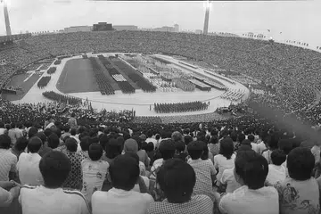 Pemandangan luas kontinjen dan penonton di Perbarisan Hari Kebangsaan (NDP) di Stadium Negara yang lama di Kallang pada 9 Ogos 1976.