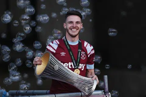 JULANG PIALA: Declan Rice semasa meraikan kejuaraan Liga Conference Eropah baru-baru ini