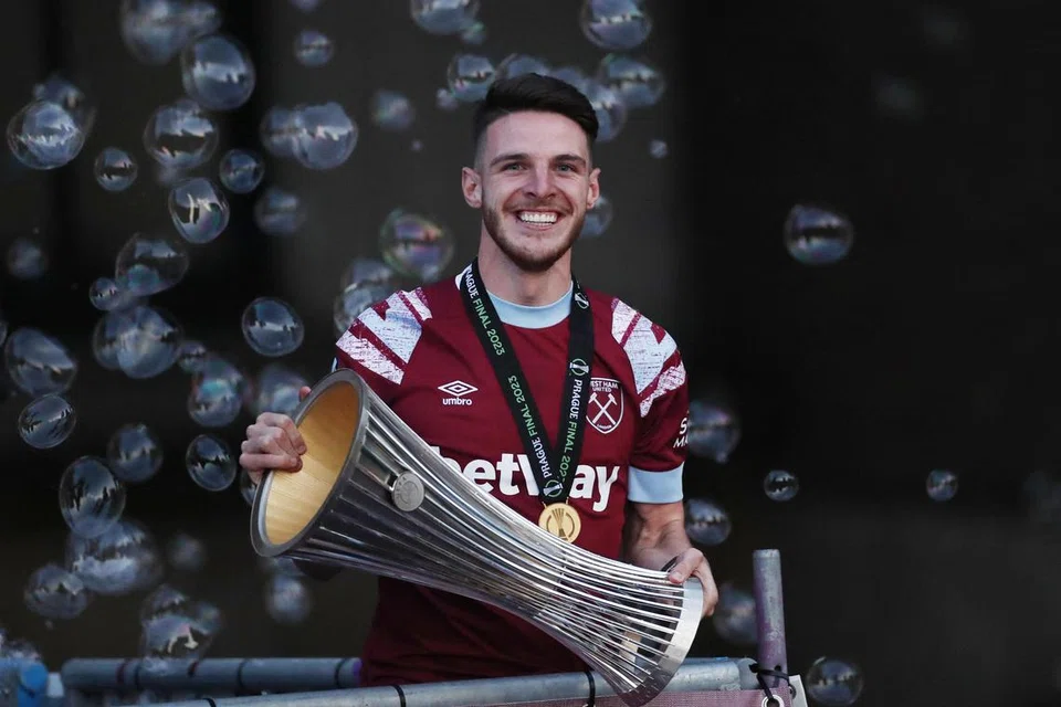 JULANG PIALA: Declan Rice semasa meraikan kejuaraan Liga Conference Eropah baru-baru ini