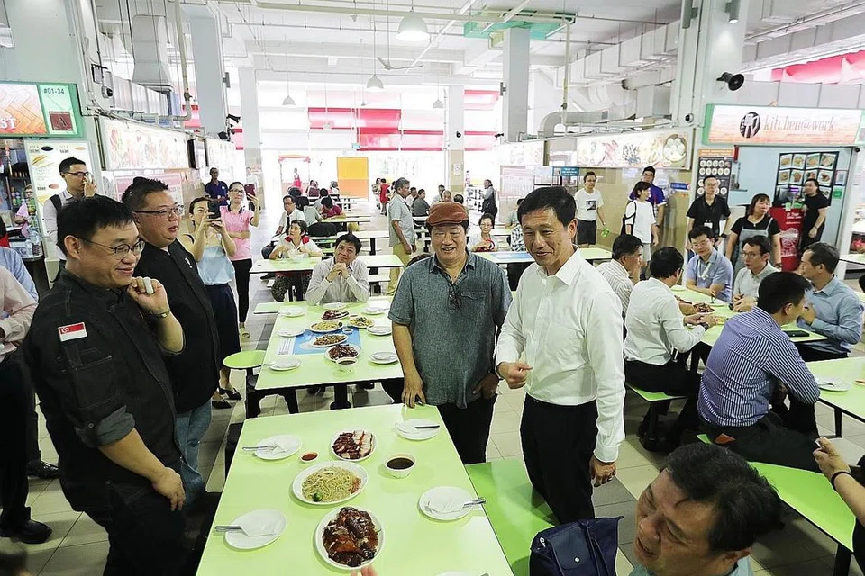 GALAK PENJAJA MUDA: Satu program untuk mengalak penjaja muda menyertai kerjaya sebagai penjaja telah dirasmikan Encik Ong Ye Kung (kanan) semalam. Program itu merupakan kerjasama Agensi Sekitaran Kebangsaan (NEA) dan SkillsFuture Singapore. - Foto BH oleh KELVIN CHNG