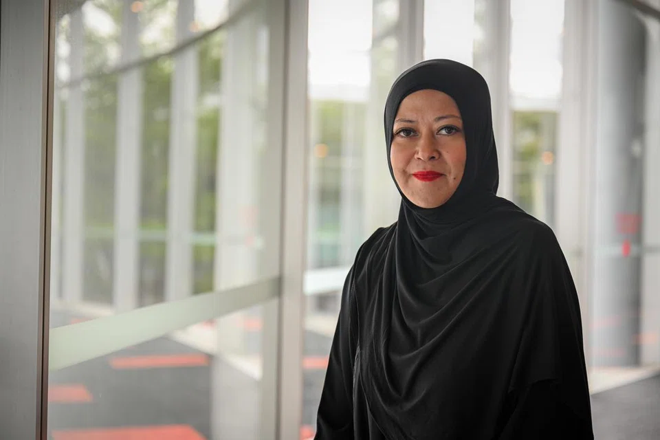 TEKAD KUKUH: Sungguhpun ini kali keempat Cik Anggreini Hamid merangkul Anugerah Tutor Cemerlang sebagai tutor di bawah Skim Tuisyen Mendaki, beliau masih menyemai tekad untuk berikan yang terbaik bagi para pelajar.