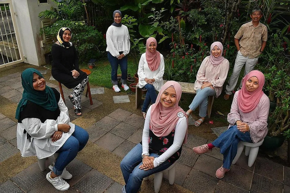 INGIN BUAT PERUBAHAN DALAM KEHIDUPAN MURID: Cik Nashrah Alwi (depan, tengah) dengan anggota keluarga besarnya yang juga merupakan guru (dari kiri) Cik Nadya Insyirah Annuar Hussain, Cik Ramlimah Marzuki, Cik Nurhana Hafiz, Cik Haziyah Mohd Jailani, Cik Hanisah Mohd Jailani, Encik Mohd Jailani Mokri dan Cik Amirah Ahmad Khalis. Foto diambil sebelum Singapura kembali ke Fasa Dua (Kewaspadaan Dipertingkat). - Foto BH oleh CHONG JUN LIANG