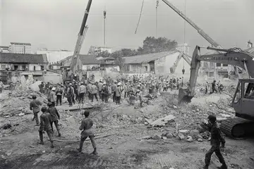 Hotel enam tingkat di Serangoon Road, Hotel New World, runtuh dengan 33 mangsa terbunuh dan 17 yang lain berjaya diselamatkan dalam operasi yang makan masa enam hari.