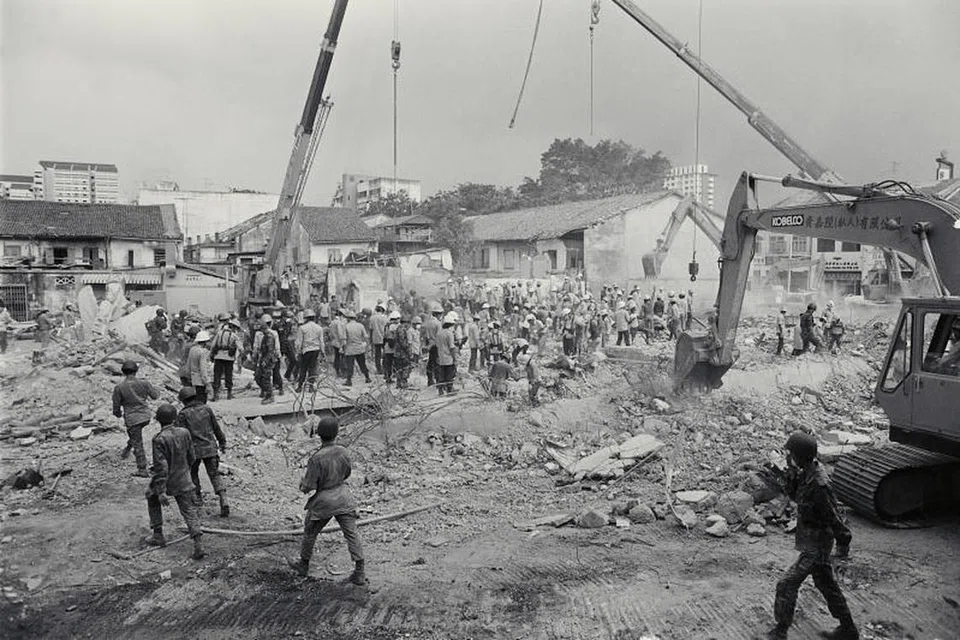 Hotel enam tingkat di Serangoon Road, Hotel New World, runtuh dengan 33 mangsa terbunuh dan 17 yang lain berjaya diselamatkan dalam operasi yang makan masa enam hari.