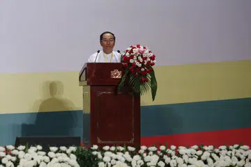 Naib Presiden Myanmar, Myint Swe, berucap semasa majlis penutup Banci Penduduk dan Perumahan Myanmar 2014 yang diadakan di Naypyitaw, Myanmar, pada 14 Disember 2017 (Diterbitkan Semula pada 6 Ogos 2025). Pasukan maklumat tentera Myanmar mengumumkan bahawa Myint Swe telah meninggal dunia di hospital tentera di Naypyitaw pada usia 74 tahun.
