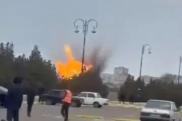 Sebuah dron meletup di Lapangan Terbang Nakhchivan, Azerbaijan, dalam tangkap layar daripada video media sosial yang dikeluarkan pada 5 Mac 2026. Reuters mengesahkan lokasi kejadian sebagai Nakhchivan, Azerbaijan berdasarkan susun atur tempat letak kereta, bangunan lapangan terbang dan tiang lampu yang sepadan dengan imej fail serta imej satelit kawasan tersebut. Tarikh rakaman video itu turut disahkan oleh Kementerian Luar Azerbaijan, yang memaklumkan letupan dron berlaku di Lapangan Terbang Antarabangsa Nakhchivan pada 5 Mac.