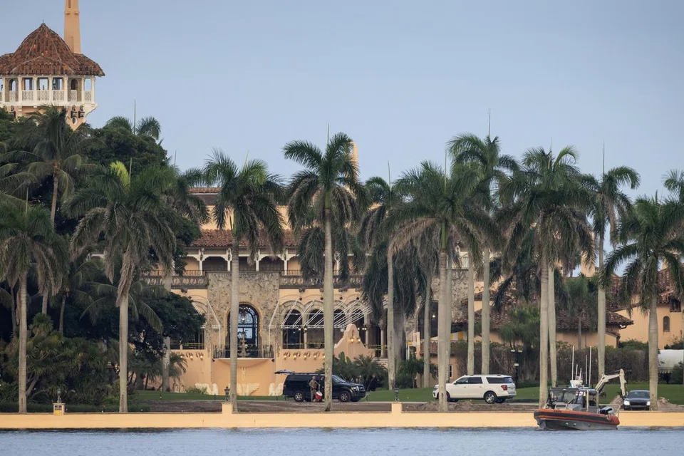 Pengawal Pantai mengawal kediaman Mar-a-Lago di West Palm Beach, Florida, Amerika Syarikat, pada 15 September 2024. Menurut FBI, mereka sedang menyiasat apa yang kelihatan sebagai percubaan membunuh bekas Presiden Donald Trump.