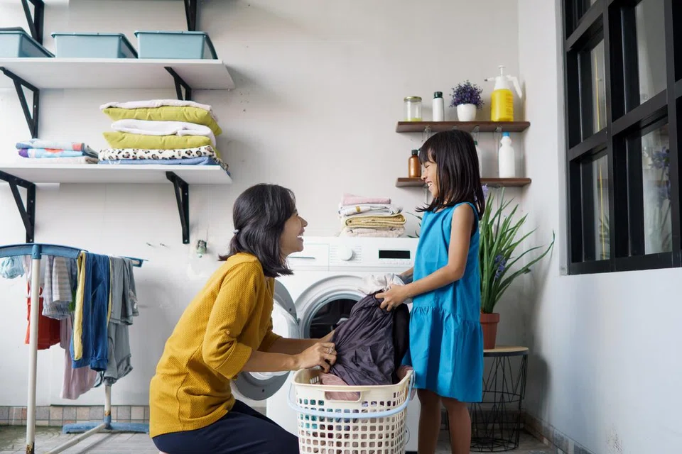 Kegiatan melipat pakaian boleh dijadikan permainan berunsur matematik. Ibu bapa boleh mengajak anak menyusun pakaian mengikut warna, saiz dan jenis, kemudian menghitung bilangan pakaian dalam setiap kelompok.