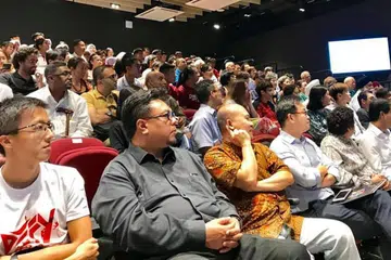 CARI PERSAMAAN: Lebih 220 ketua dan aktivis daripada institusi keagamaan, sosial, korporat dan pemerintah menyertai sesi dialog silang agama yang diadakan di Wisma Geylang Serai. Dalam sesi dialog itu, Dr Maliki berkata terdapat keperluan sebenar dan semasa bagi pendekatan membina dan kreatif untuk mencari, mengenal pasti dan menekankan persamaan kita. - Foto FACEBOOK WGS