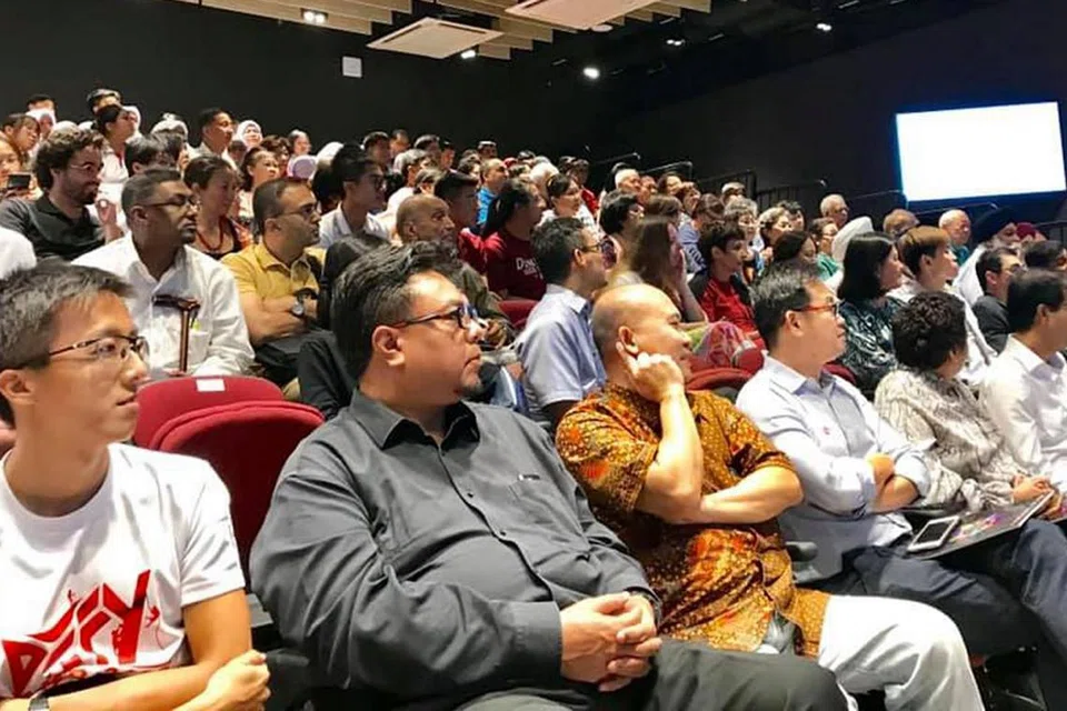 CARI PERSAMAAN: Lebih 220 ketua dan aktivis daripada institusi keagamaan, sosial, korporat dan pemerintah menyertai sesi dialog silang agama yang diadakan di Wisma Geylang Serai. Dalam sesi dialog itu, Dr Maliki berkata terdapat keperluan sebenar dan semasa bagi pendekatan membina dan kreatif untuk mencari, mengenal pasti dan menekankan persamaan kita. - Foto FACEBOOK WGS