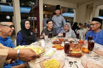 RUMAH TERBUKA: Timbalan Perdana Menteri Encik Heng Swee Keat (duduk tengah) menghadiri rumah terbuka sempena Hari Raya anjuran warga Tampines Encik Abas Abdul Rahman (berdiri) dan isterinya Cik Ratnah Mohari (dua dari kanan). Bersama mereka ialah pemimpin akar umbi Tampines (dari kiri) Encik Azman Sulaiman, Cik Hayati Rahim dan Encik Jaini Sirang. - Foto BM oleh KEVIN LIM