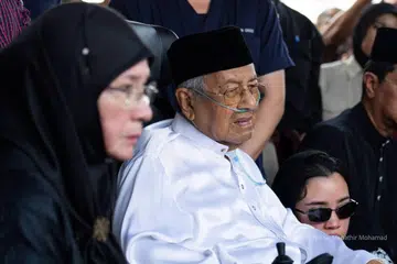 Mantan Perdana Menteri Malaysia, Tun Dr Mahathir Mohamad, dimasukkan ke Institut Jantung Negara (IJN) pada malam 29 September untuk pemerhatian, selepas pemergian isteri, Tun Dr Siti Hasmah Mohamad Ali, pada 28 September.