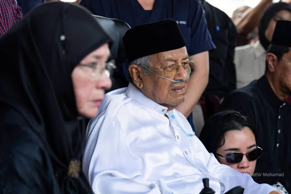 Mantan Perdana Menteri Malaysia, Tun Dr Mahathir Mohamad, dimasukkan ke Institut Jantung Negara (IJN) pada malam 29 September untuk pemerhatian, selepas pemergian isteri, Tun Dr Siti Hasmah Mohamad Ali, pada 28 September.