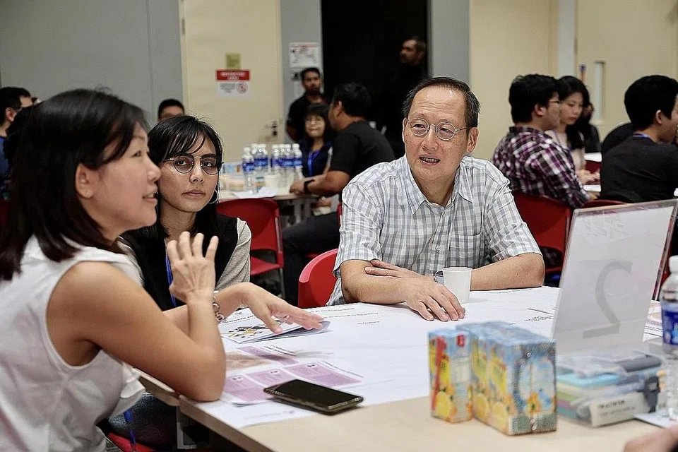 LANDSKAP KERJA PESAT BERUBAH: Menteri Tenaga Manusia, Dr Tan See Leng (kanan) menekankan dalam ucapannya di sesi perbincangan warga anjuran Ngee Ann Kongsi dan IPS tentang betapa pentingnya warga Singapura untuk merancang dengan lebih awal matlamat kerjaya mereka. - Foto ZAOBAO