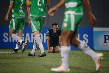 TERLEPAS PELUANG: Penyerang Hougang, Faris Ramli terduduk hampa selepas pasukannya hanya mampu terikat 4-4 dengan Geylang, sekali gus meranapkan harapan mereka menjulang piala SPL buat julung kalinya. - Foto BH oleh JASON QUAH