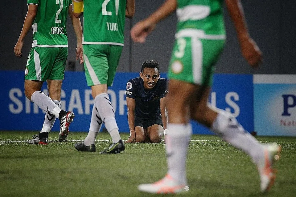 TERLEPAS PELUANG: Penyerang Hougang, Faris Ramli terduduk hampa selepas pasukannya hanya mampu terikat 4-4 dengan Geylang, sekali gus meranapkan harapan mereka menjulang piala SPL buat julung kalinya. - Foto BH oleh JASON QUAH