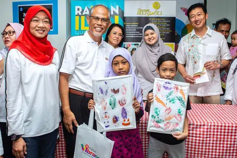 RAIH MANFAAT: Menteri Sekitaran dan Sumber Air Masagos Zulkifli Masagos Mohamad (tiga dari kiri), Ketua Pegawai Eksekutif (CEO) Mendaki Rahayu Buang (dua dari kiri) dan Menteri Pendidikan Ong Ye Kung (dua dari kanan) dirakam bersama kakitangan Mendaki dan pengunjung pusat kumpulan bantu diri Vibrance @ Yishun semalam. - Foto BH oleh ZALEHA ABDUL KADER