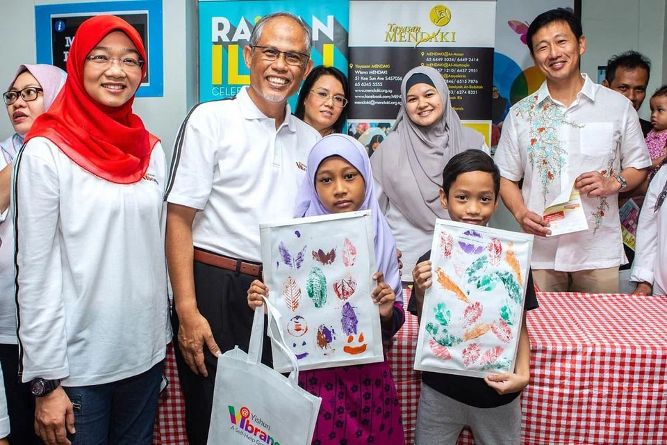 RAIH MANFAAT: Menteri Sekitaran dan Sumber Air Masagos Zulkifli Masagos Mohamad (tiga dari kiri), Ketua Pegawai Eksekutif (CEO) Mendaki Rahayu Buang (dua dari kiri) dan Menteri Pendidikan Ong Ye Kung (dua dari kanan) dirakam bersama kakitangan Mendaki dan pengunjung pusat kumpulan bantu diri Vibrance @ Yishun semalam. - Foto BH oleh ZALEHA ABDUL KADER