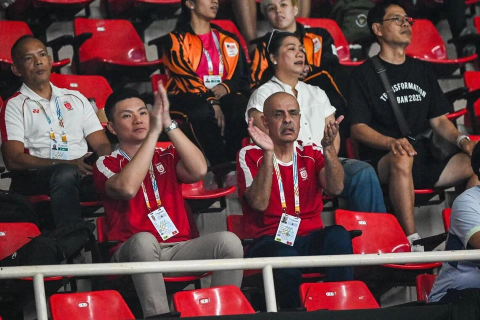 Bekas legenda badminton negara, Hamid Khan (depan, kanan) yang juga ayah Insyirah Khan, turut berada di Thailand untuk menyaksikan perlawanan separuh akhir acara badminton berpasukan wanita pada 8 Disember. 