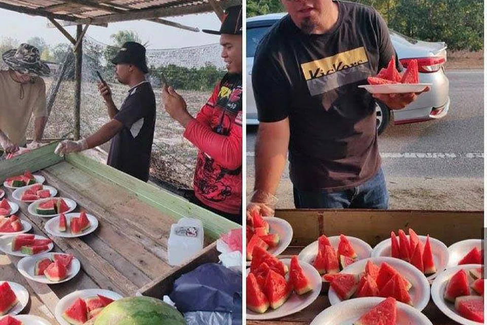 Sekumpulan belia di Setiu, Terengganu, mengagihkan tembikai kepada kira-kira 700 kereta yang terperangkap dalam kesesakan jalan raya dari Kampung Beris Tok Ku menghala ke Pantai Penarik, Setiu, ketika sambutan Aidilfitri pada 13 April.