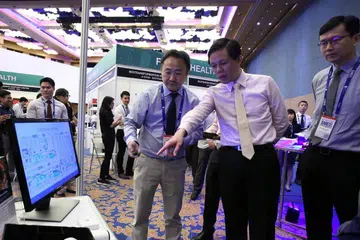 DAKAPI INOVASI: Encik Chan (tengah) dengan Encik Tong Kien Seng (kiri), pengasas firma penghapus serangga, SME Pestech Holdings dan Encik Chew di Hari SME semalam. - Foto A*Star